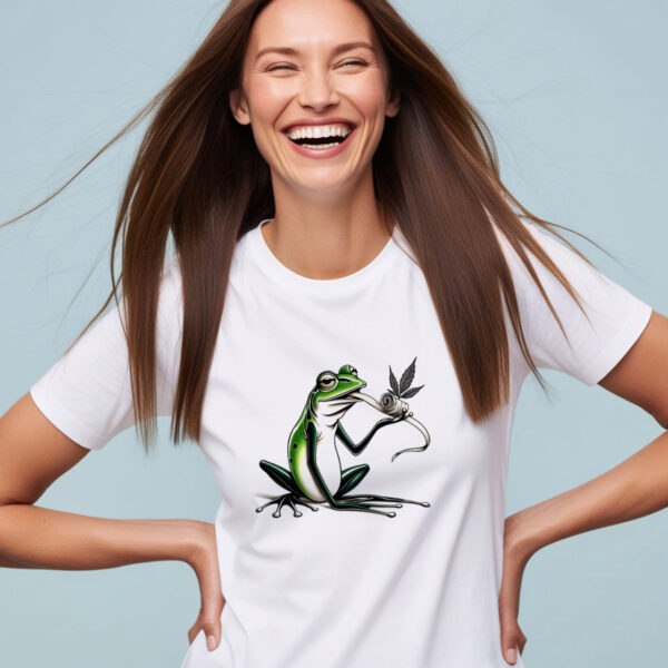 Frog Smokes Edgy and Fun Crew Neck T-shirt in Small Size